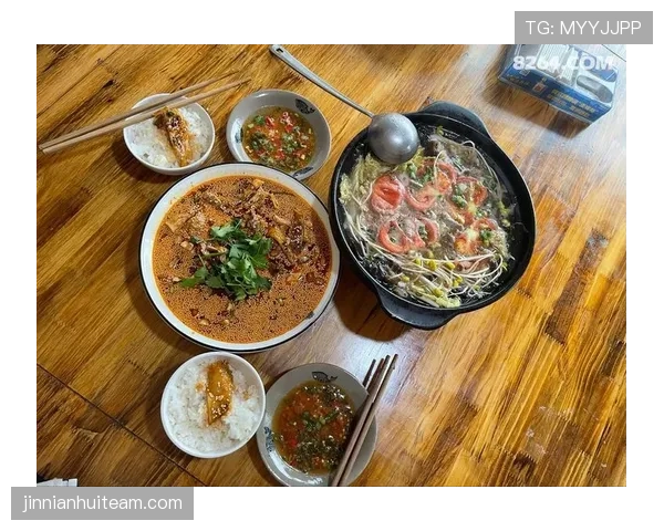 翁泓阳训练室外吃泡面,旁边堆满高档装备,这画风有点飘了吧? 翁泓阳训练室外吃泡面,旁边堆满高档装备,这画风有点飘了吧?